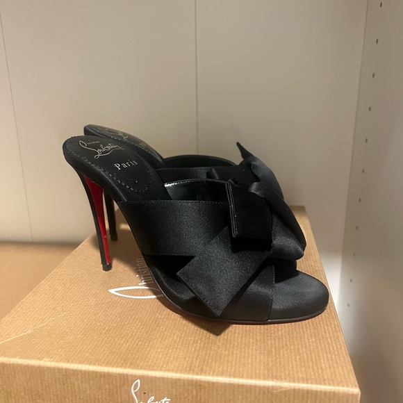 CHRISTIAN LOUBOUTIN MATRICIA 100 BOW
CREPE SATIN SANDALS Sz 5.5 - Picture 7 of 8